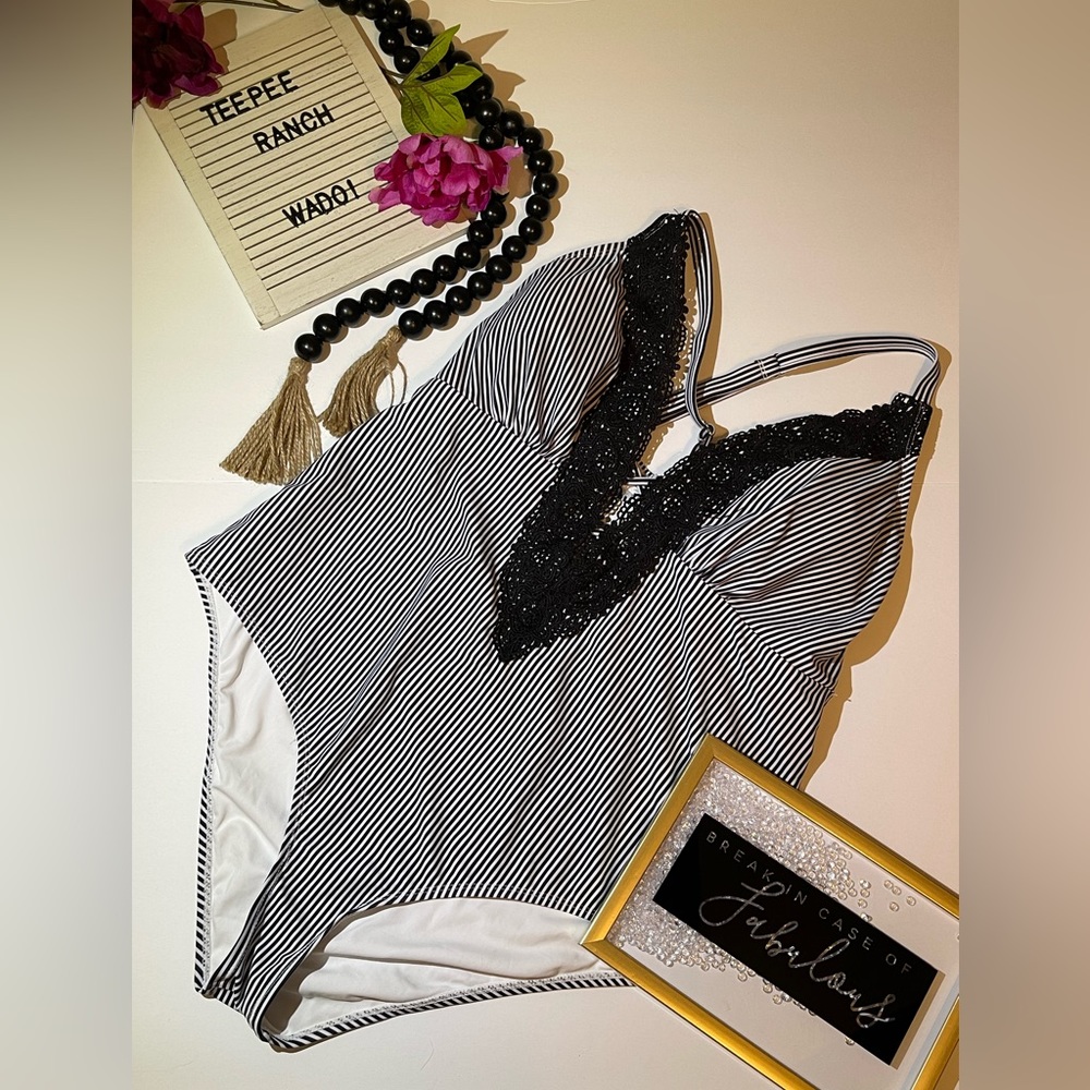 Cupshe 2X Black and White Pinstripe